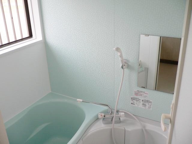 栃木小山　浴室は既存窓を活かして